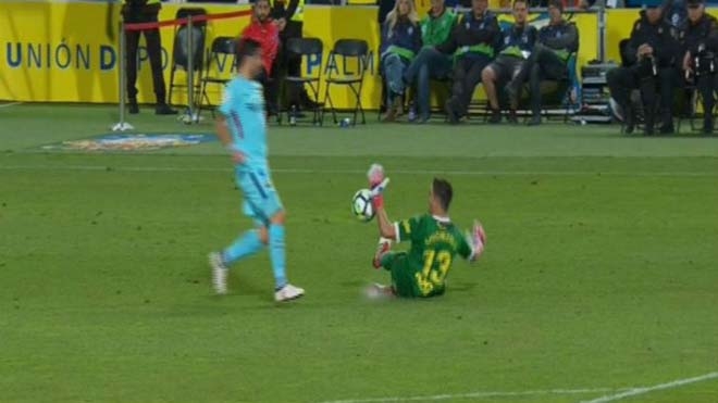 VIDEO: Trọng tài xử ép thô thiển Barca ở vòng 26 La Liga