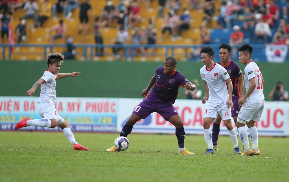 Bị thổi penalty theo cách 'từ trên trời rơi xuống', Hải Phòng FC thẳng thừng chỉ trích công tác trọng tài