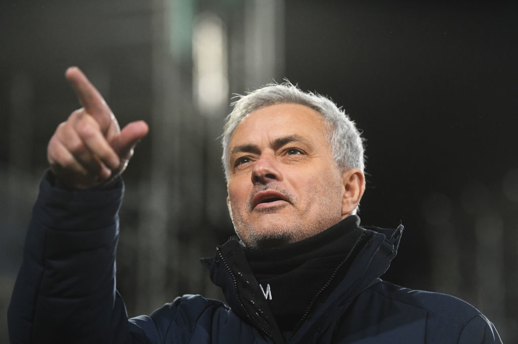 Ngựa quen đường cũ, HLV Mourinho lại ‘đấu võ mồm’ với đối thủ