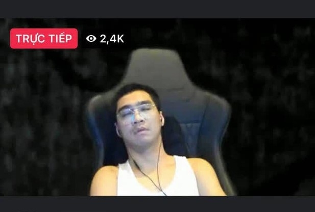 PewPew ngủ quên ngay trên sóng livestream