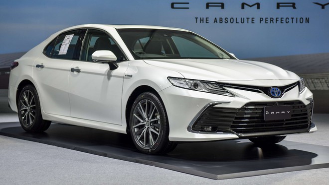 Toyota Camry 2022 sắp ra mắt tại Việt Nam, có phiên bản hybrid?