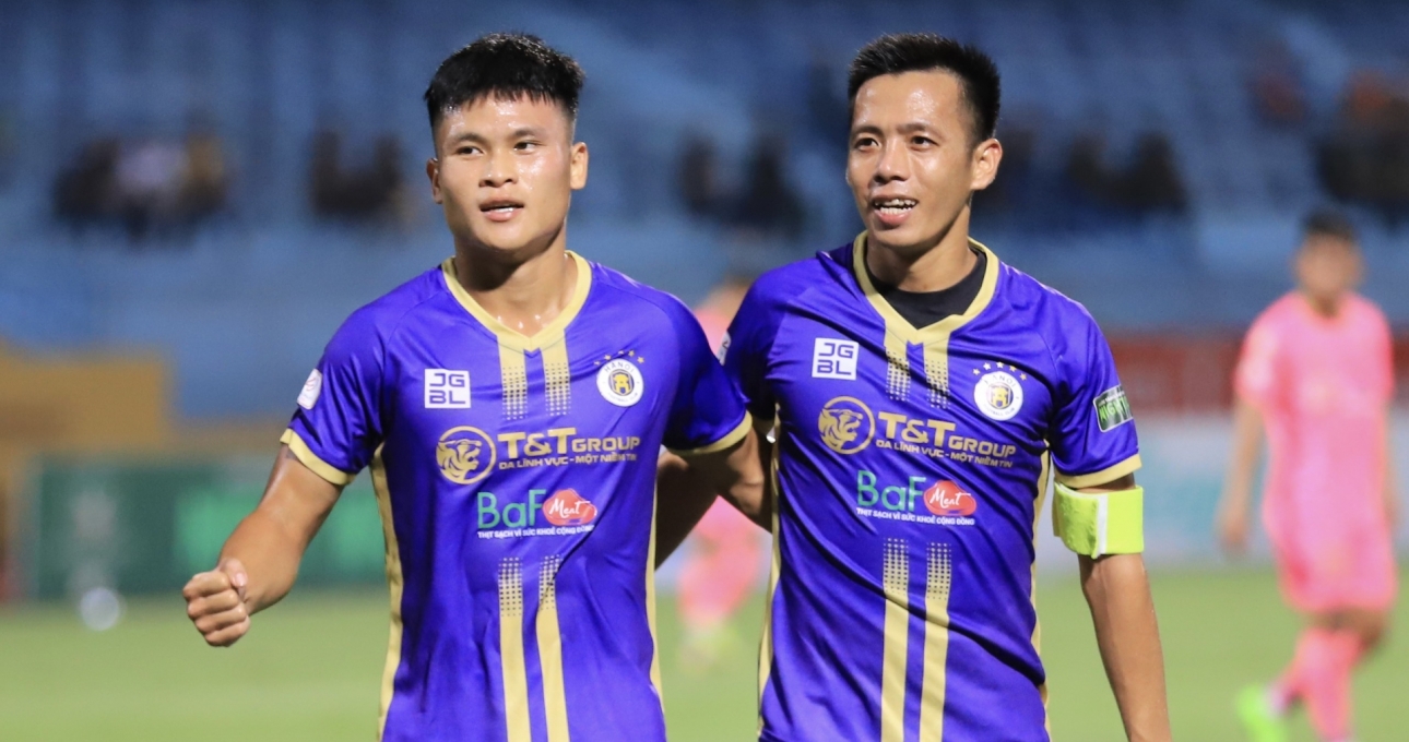 VIDEO: Dàn sao Hà Nội FC bị bủa vây giữa 'biển người' hâm mộ