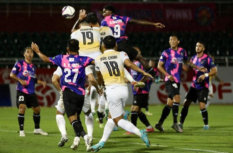 VIDEO: Cầu thủ Việt Nam hóa Maradona ghi bàn 'bằng tay' tại V-League