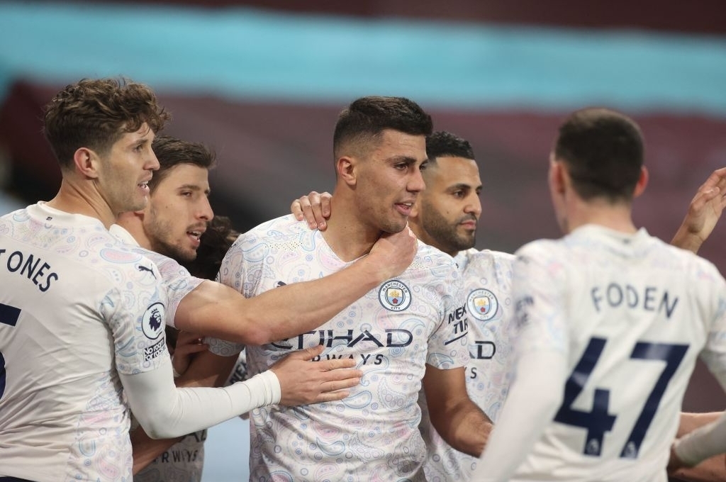 Man City ngược dòng ấn tượng, củng cố vững chắc ngôi đầu