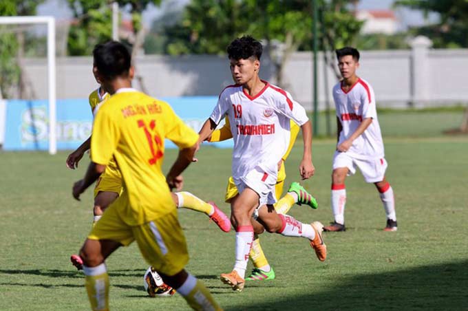 HLV Troussier triệu tập 'em họ Công Phượng' lên U18 Việt Nam