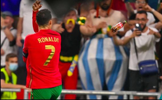 Ronaldo bị sỉ nhục, ném thẳng chai nước ngọt vào mặt trong ngày hoá 'siêu nhân'