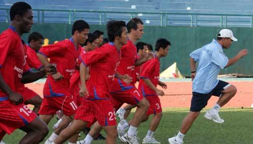 Các đội bóng V.League hối hả hội quân sau Tết