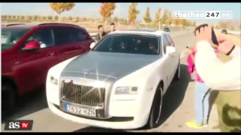 VIDEO: Fan phát cuồng vì siêu xe Rolls Royce Ghost của Ronaldo