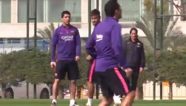 VIDEO: Suarez lại 'gây hấn' đẩy Neymar một cách thô bạo