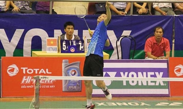 VIDEO: Tiến Minh khởi đầu suôn sẻ tại giải Cầu lông Quốc Tế Việt Nam Open 2015