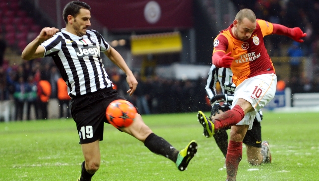 VIDEO: Wesley Sneijder - Chuyên gia săn những cú đại bác thần sầu