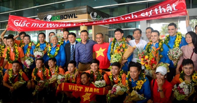 Tuyển futsal VN về nước sau chiến tích tại AFC Futsal Championship 2016