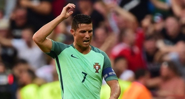 Tin nóng Euro sáng 25/6: Tiết lộ lý do CR7 ném Micro phóng viên