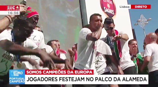 Nani - Sanches biểu diễn beatbox ăn mừng chức vô địch Euro 2016