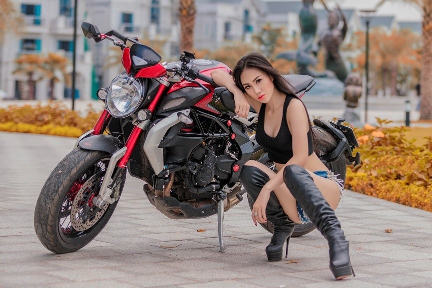 Xe & người đẹp: “Bỏng mắt” với người đẹp 9X bên mô tô Dragster 800 RR