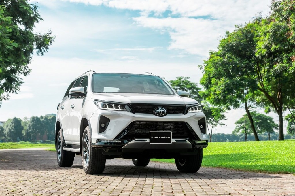 Toyota Fortuner: Giá lăn bánh 2023, TSKT & đánh giá chi tiết