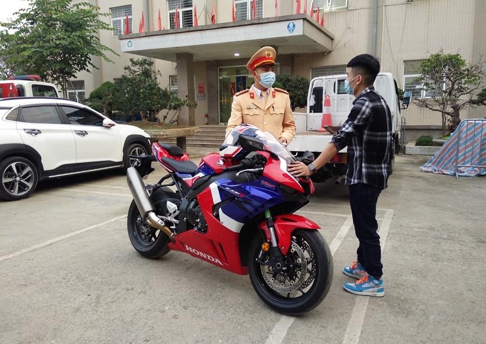 Choáng với “quái xế” chạy CBR1000RR-R ở vận tốc 299km/h tại Hà Nội