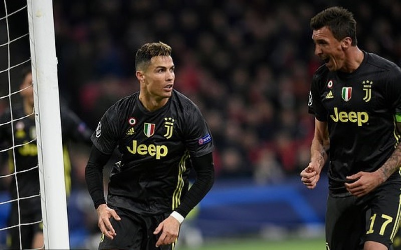 Ronaldo tỏa sáng, Juventus chiếm lợi thế trước trận lượt về