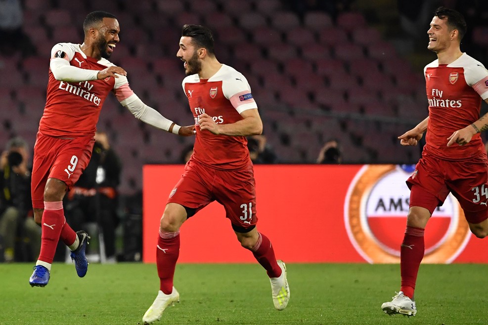 Lacazette ghi siêu phẩm, Arsenal giành vé vào bán kết