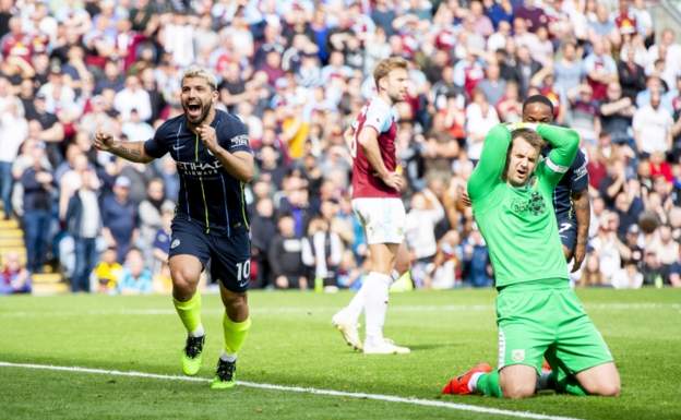 Aguero tỏa sáng, Man City nhọc nhằn lấy lại vị trí số 1