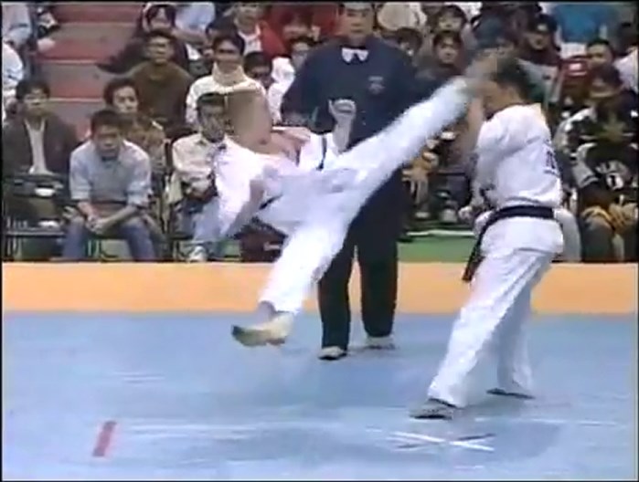 VIDEO Lạnh người những cú knockout của phái Karate Kyokushin