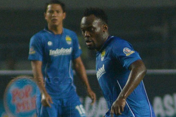 Essien đuổi đánh đối thủ trên đất Indonesia