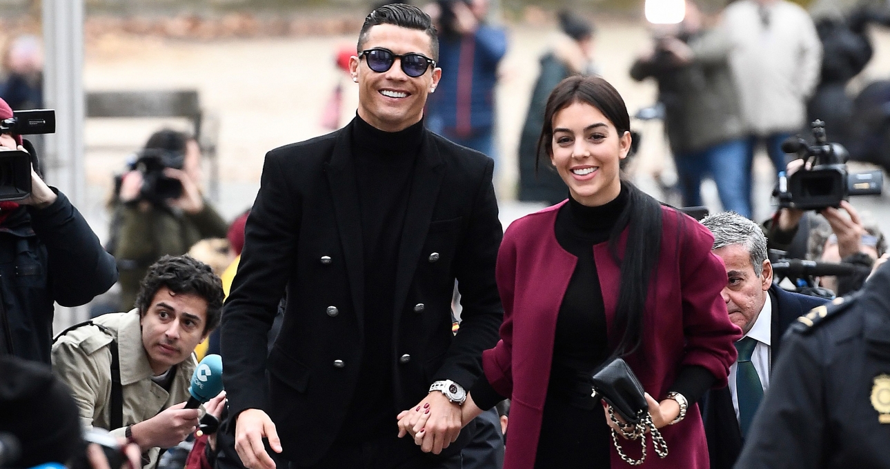 VIDEO: Ronaldo nhận siêu xe nhân ngày sinh nhật