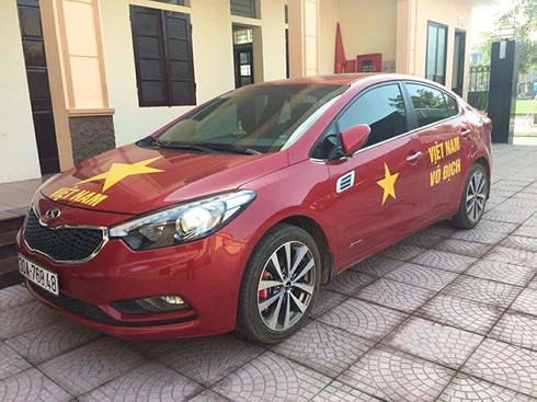 Cách bóc decal cổ vũ U23 Việt Nam trên xe máy, ô tô