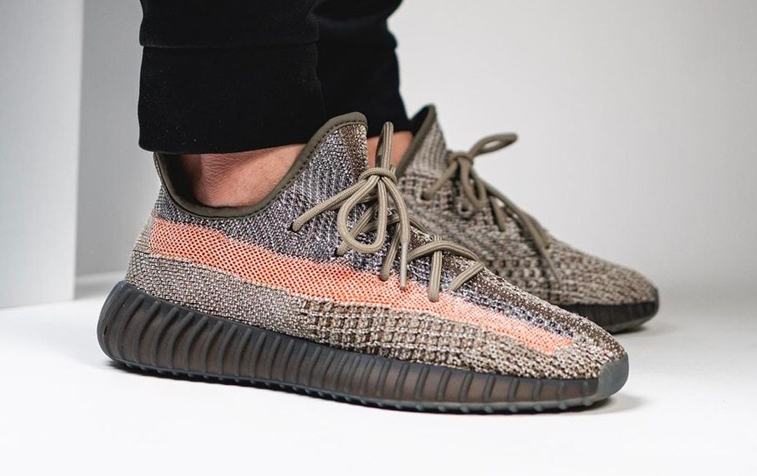 Trên chân Adidas YEEZY BOOST 350 V2 Ash Stone