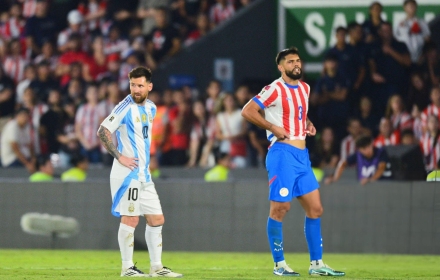 Messi nhận lời xin lỗi từ hậu vệ Paraguay