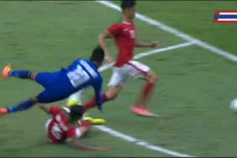 VIDEO: Khi U22 Thái Lan - U22 Indonesia 'so tài' chặt chém