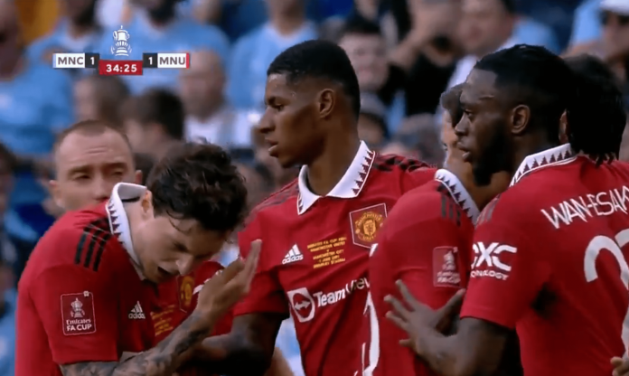 Lindelof bị fan Man City ném vật thể lạ vào mặt sau khi MU ghi bàn gỡ hoà