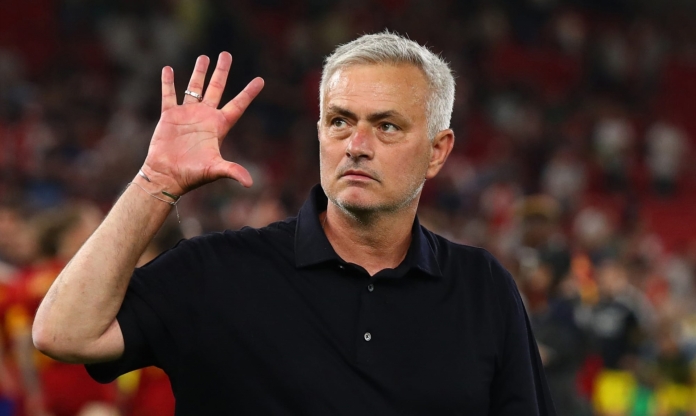 HLV Jose Mourinho 'cay cú' sau khi lỡ chức thuyền trưởng Bồ Đào Nha