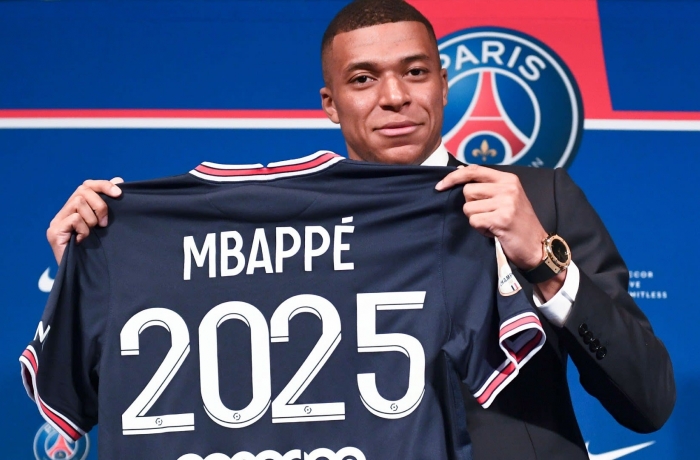 CĐV Real đốt áo đấu Mbappe trong lễ ăn mừng Champions League