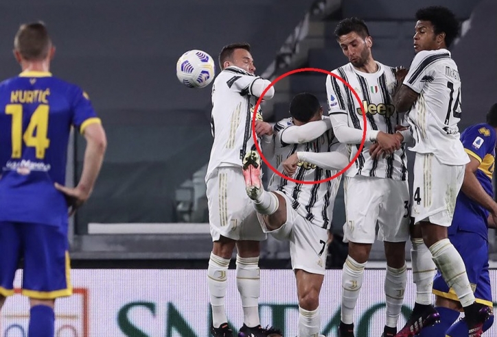 VIDEO: Ronaldo sợ bóng, che mặt báo hại Juventus nhận bàn thua