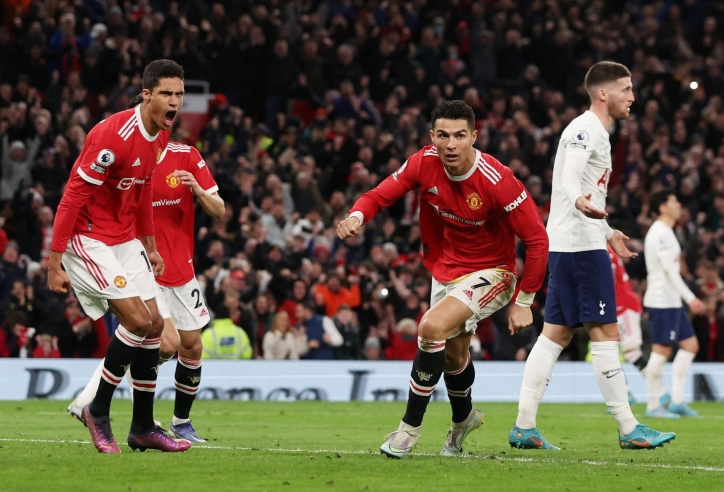 Ronaldo lập hat-trick, MU quật ngã Tottenham trong trận cầu 5 bàn thắng