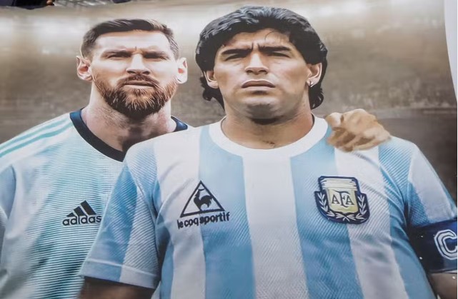 HLV Argentina đưa ra lựa chọn giữa Messi và Maradona