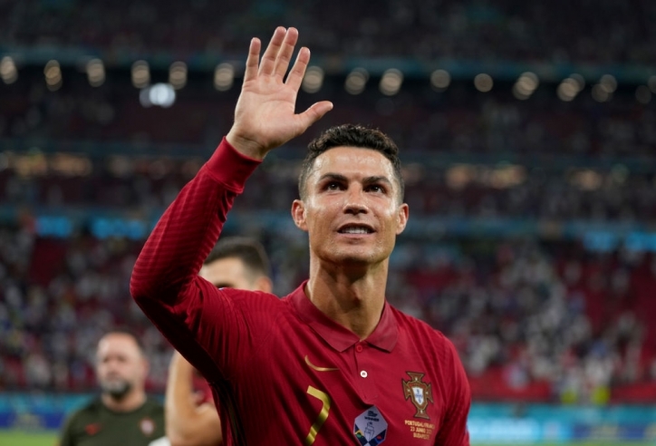 Ronaldo bị biến thành ‘vật tế thần’, lộ diện bến đỗ mới