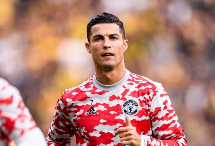 Ronaldo khiến các huyền thoại MU tranh cãi nảy lửa