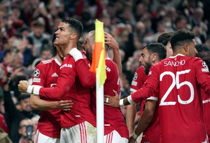 Ronaldo giúp MU ngược dòng không tưởng