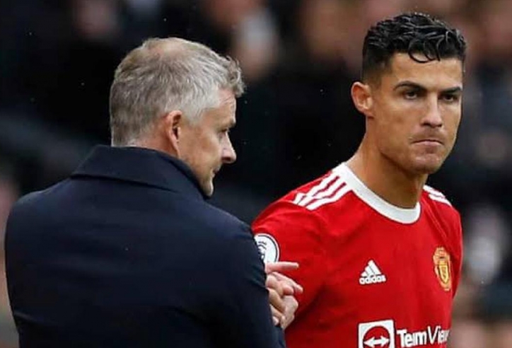 Sa thải Solskjaer, MU bổ nhiệm Ronaldo làm HLV trưởng?