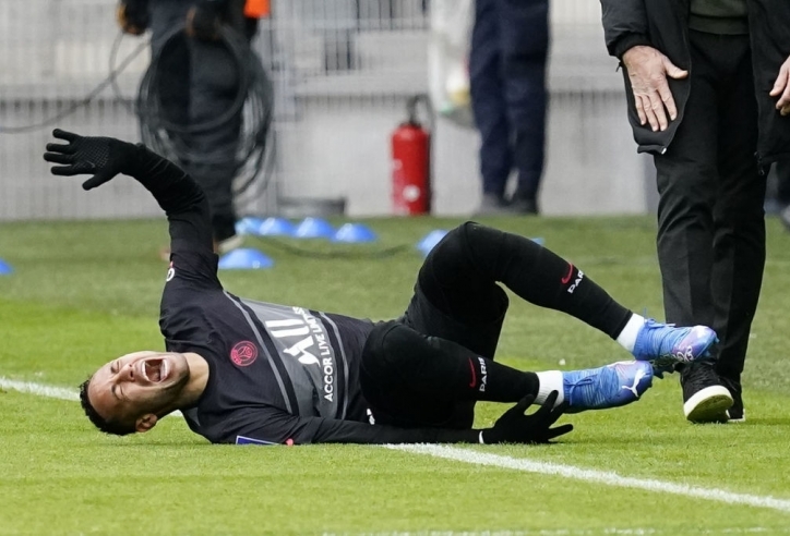 Neymar khóc nức nở sau khi dính chấn thương kinh hoàng