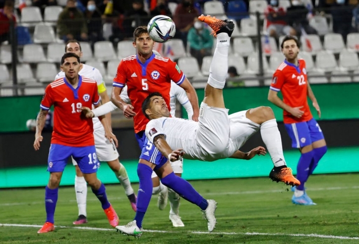 Suarez ghi siêu phẩm, phá kỷ lục của Messi ở vòng loại World Cup