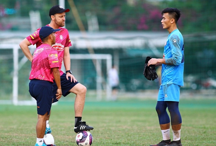 VIDEO: 'Thầy của Bùi Tiến Dũng' cân cả sân phủi