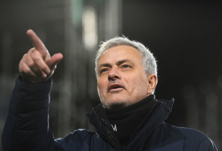 Ngựa quen đường cũ, HLV Mourinho lại ‘đấu võ mồm’ với đối thủ