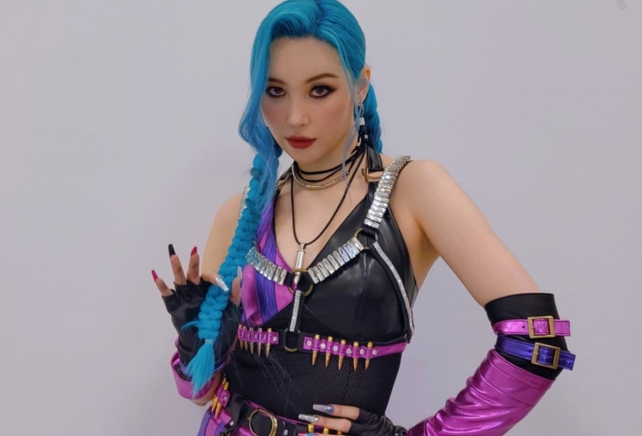 Nữ hoàng gợi cảm của KPOP cosplay Jinx trong show ca nhạc cuối năm