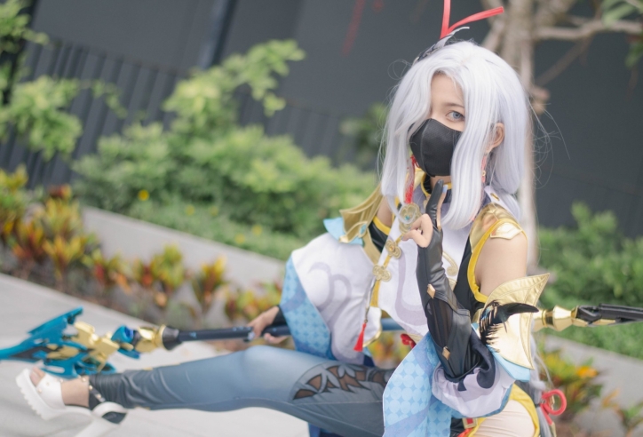 Cosplay Shenhe trong Genshin Impact lạnh lùng nhưng không kém phần xinh đẹp