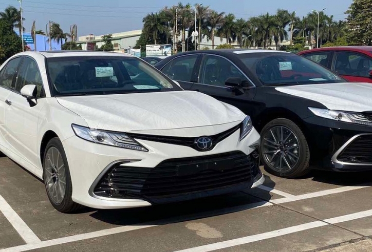 Ảnh thực tế Toyota Camry 2022 tại Việt Nam, nâng cấp ấn tượng đấu Lux A2.0