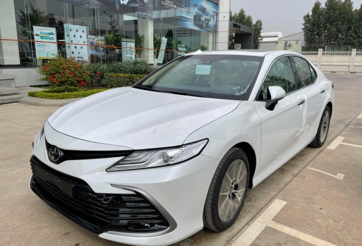 Chi tiết Toyota Camry 2022 vừa về đại lý, ra mắt vào 10 giờ sáng mai