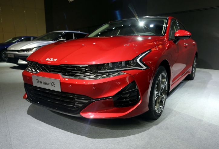 Giá rẻ nhất phân khúc, Kia K5 có gì cạnh tranh với Camry, Lux A2.0?